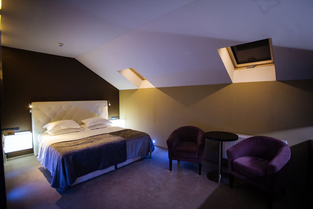 Habitación estándar con 1 cama doble o 2 individuales | Ropa de cama de alta calidad, minibar, caja fuerte y escritorio