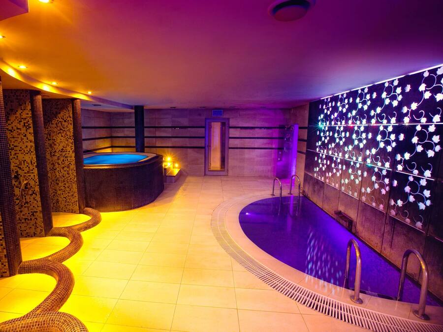 2 innendørsbassenger