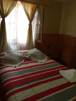 Shower, towels - Hostal Puritama (San Pedro de Atacama)