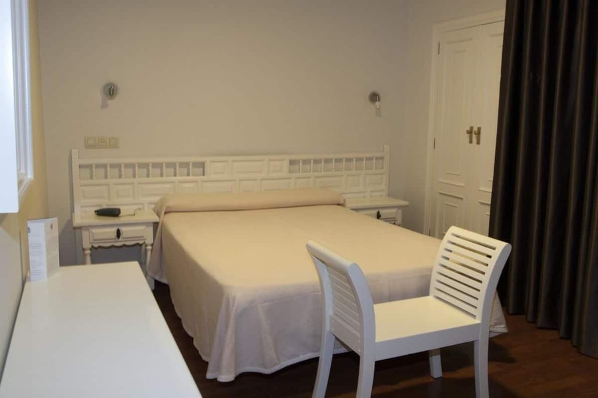 Desk, WiFi (free)