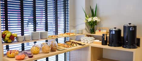 Daily buffet breakfast (USD 8 per person)