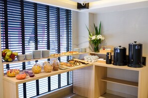 Colazione a buffet, servita tutte le mattine (8 USD a persona)