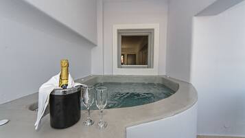 Grand Suite, Jetted Tub, Partial Sea View | Jetted tub