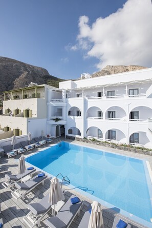 Hồ bơi ngoài trời phục vụ theo mùa, dù/ô trên bãi biển/hồ bơi