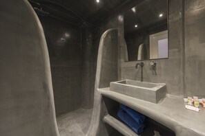 Deluxe Suite | Bathroom | Free toiletries, hair dryer, bathrobes, slippers