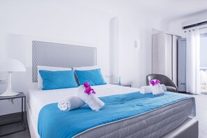 Premium bedding, pillow-top beds, in-room safe, soundproofing - Blue Waves Hotel (Santorini)
