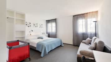 Family Room | In-room safe, desk, laptop workspace, free cribs/infant beds