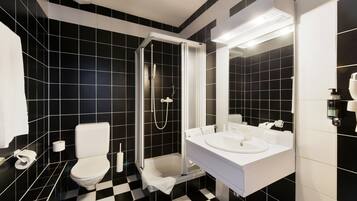 Family Room | Bathroom | Free toiletries, hair dryer, bathrobes, towels