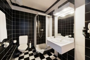 Family Room | Bathroom | Free toiletries, hair dryer, bathrobes, towels