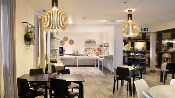 Daily buffet breakfast (CHF 14.9 per person)