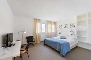 In-room safe, desk, laptop workspace, free cots/infant beds - Hôtel des Mosaïques (Orbe)
