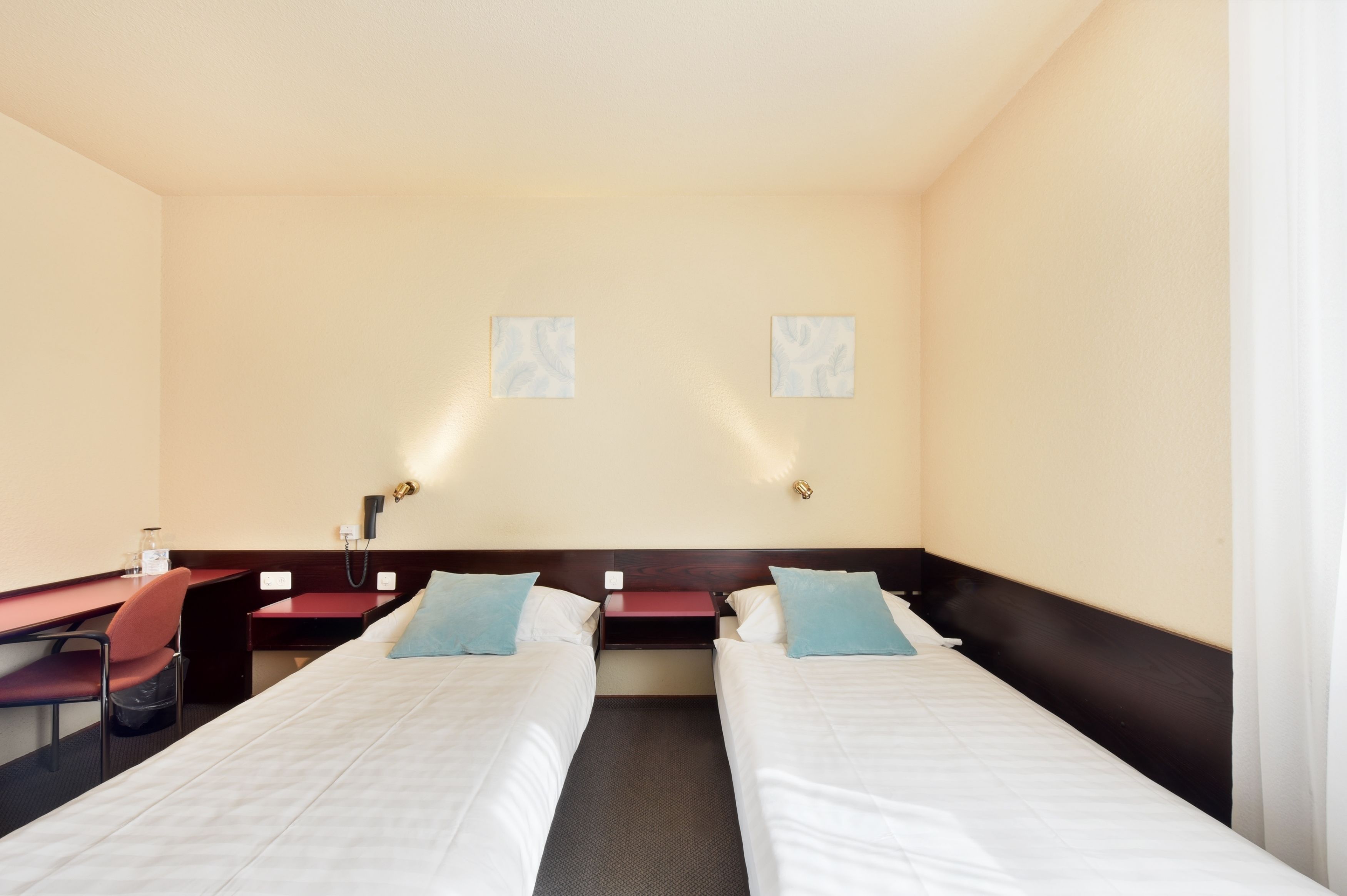Chambre avec lits jumeaux | Coffres-forts dans les chambres, bureau