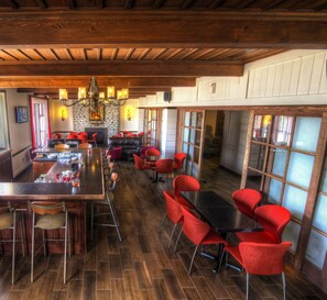 Bar (on property) - Hôtel Le Manoir (Baie Comeau)