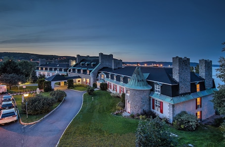 Fachada del alojamiento - Noche. Hôtel Le Manoir