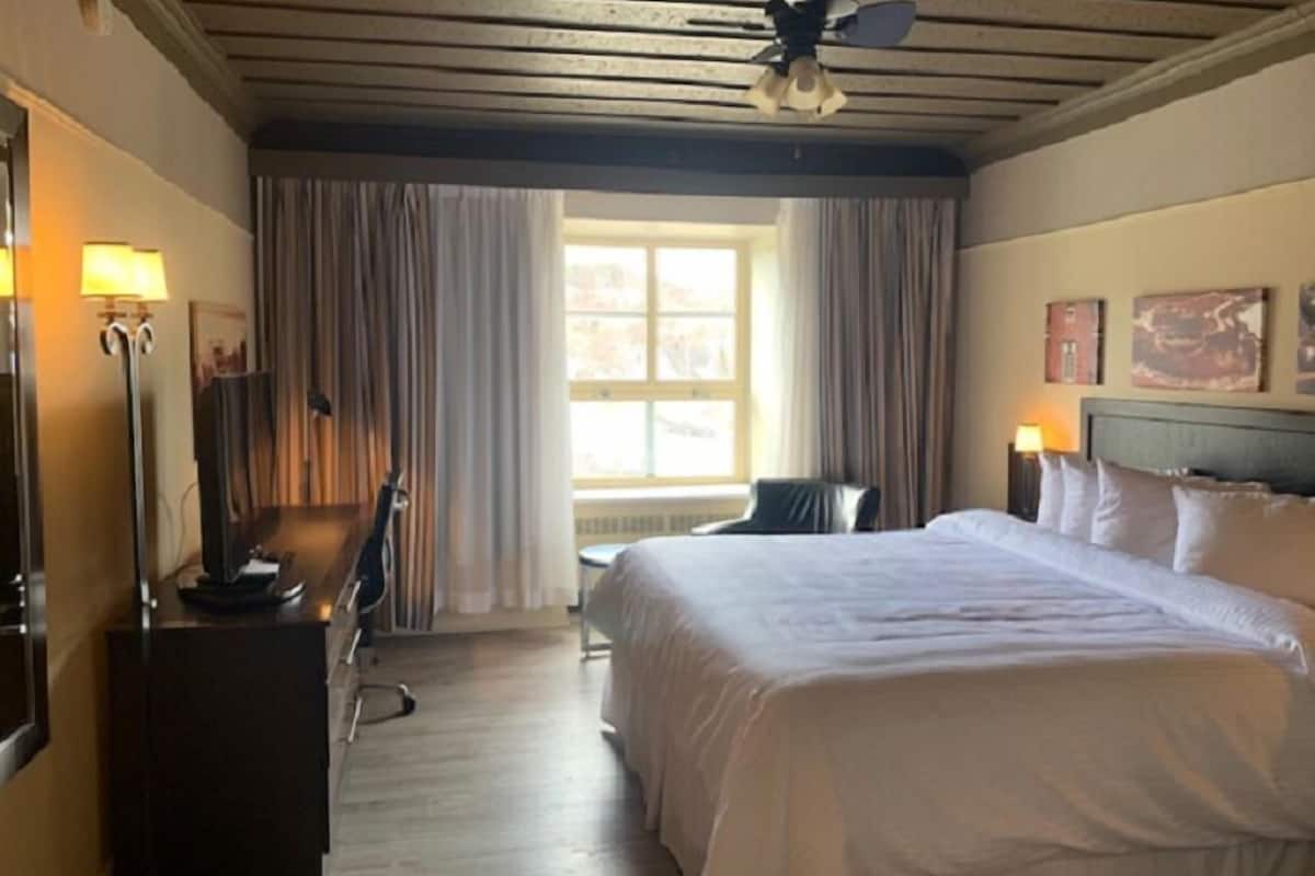 executive room, 1 king bed, city view | desk, laptop workspace, blackout curtains, soundproofing