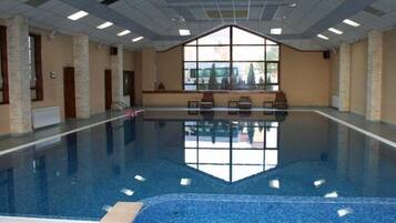 Alberca techada y alberca al aire libre