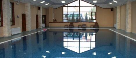 室内游泳池,室外游泳池