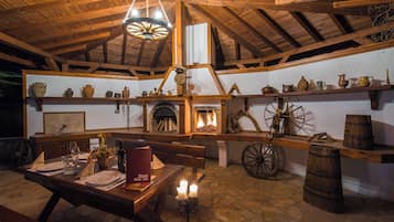 Serveert ontbijt, lunch, diner, lokale gerechten