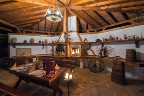 Se sirven desayunos, comidas, cenas y cocina local