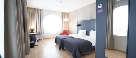 Ropa de cama hipoalergénica y tabla de planchar con plancha