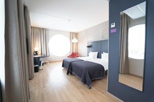 Ropa de cama hipoalergénica y tabla de planchar con plancha