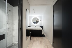Quarto casal (Compact) | Banheiro | Chuveiro, secador de cabelo, toalhas de banho 