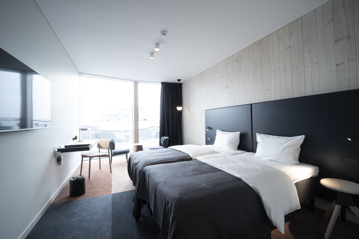 Habitación superior, 2 camas individuales, para no fumadores | Tabla de planchar con plancha, ropa de cama y despertador