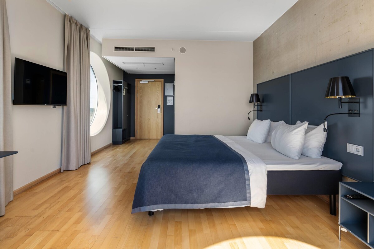 Superior Room | Hypo-allergenic bedding available, iron/ironing board, bed sheets