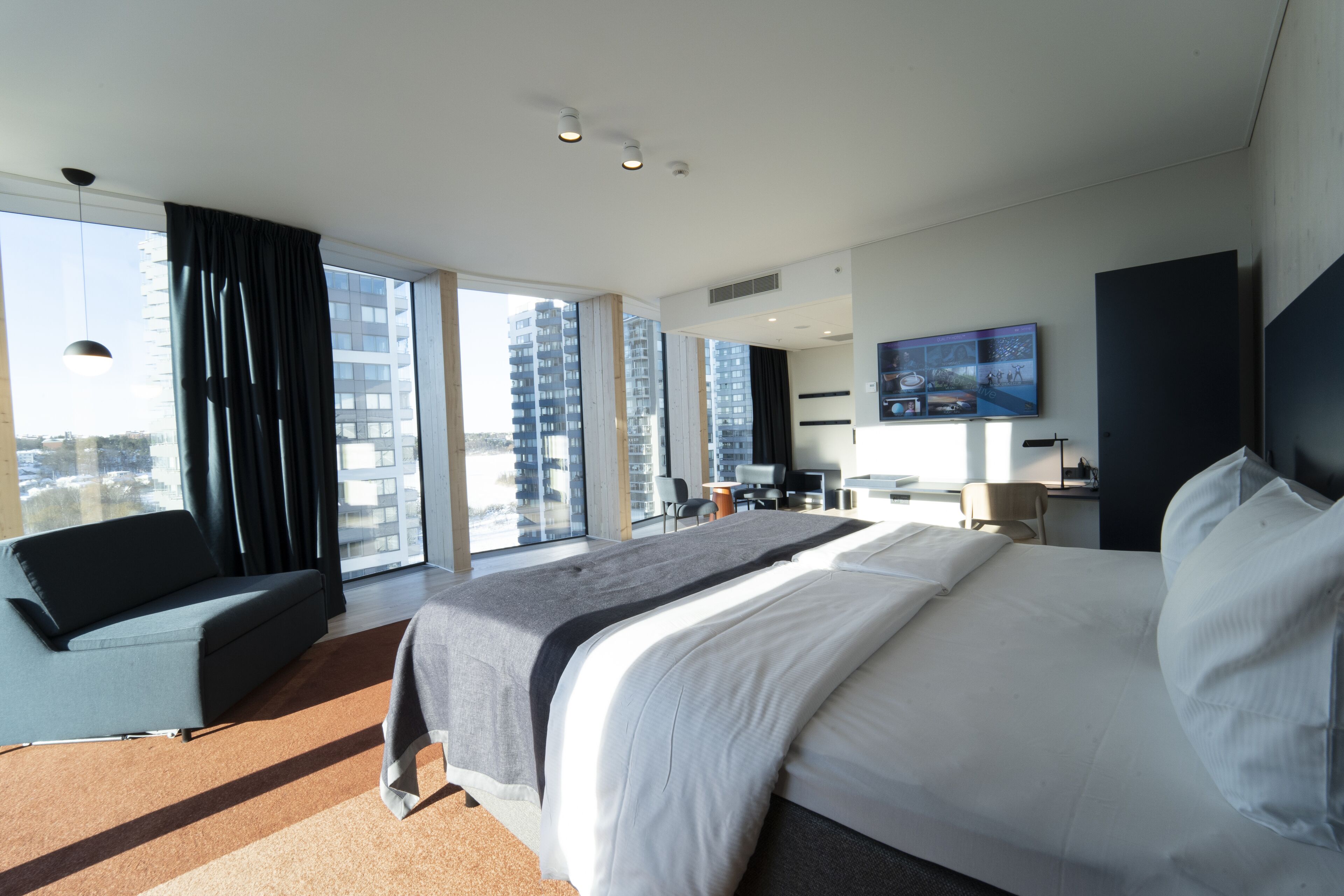 Silitysrauta/-lauta, vuodevaatteet, herätyskellot