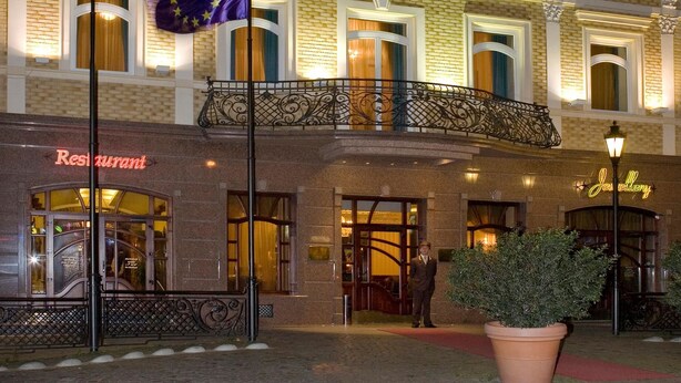 A hotel with a prominent sign reading "HOTEL CONTINENT". - Old Continent Hotel (Uzhhorod)