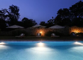 室外游泳池，日光浴躺椅