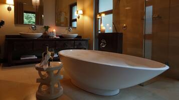 Luxury-Zimmer, 1 Queen-Bett, Balkon | Badezimmer | Badewanne und Dusche (separat), Komfortbadewanne, Regendusche