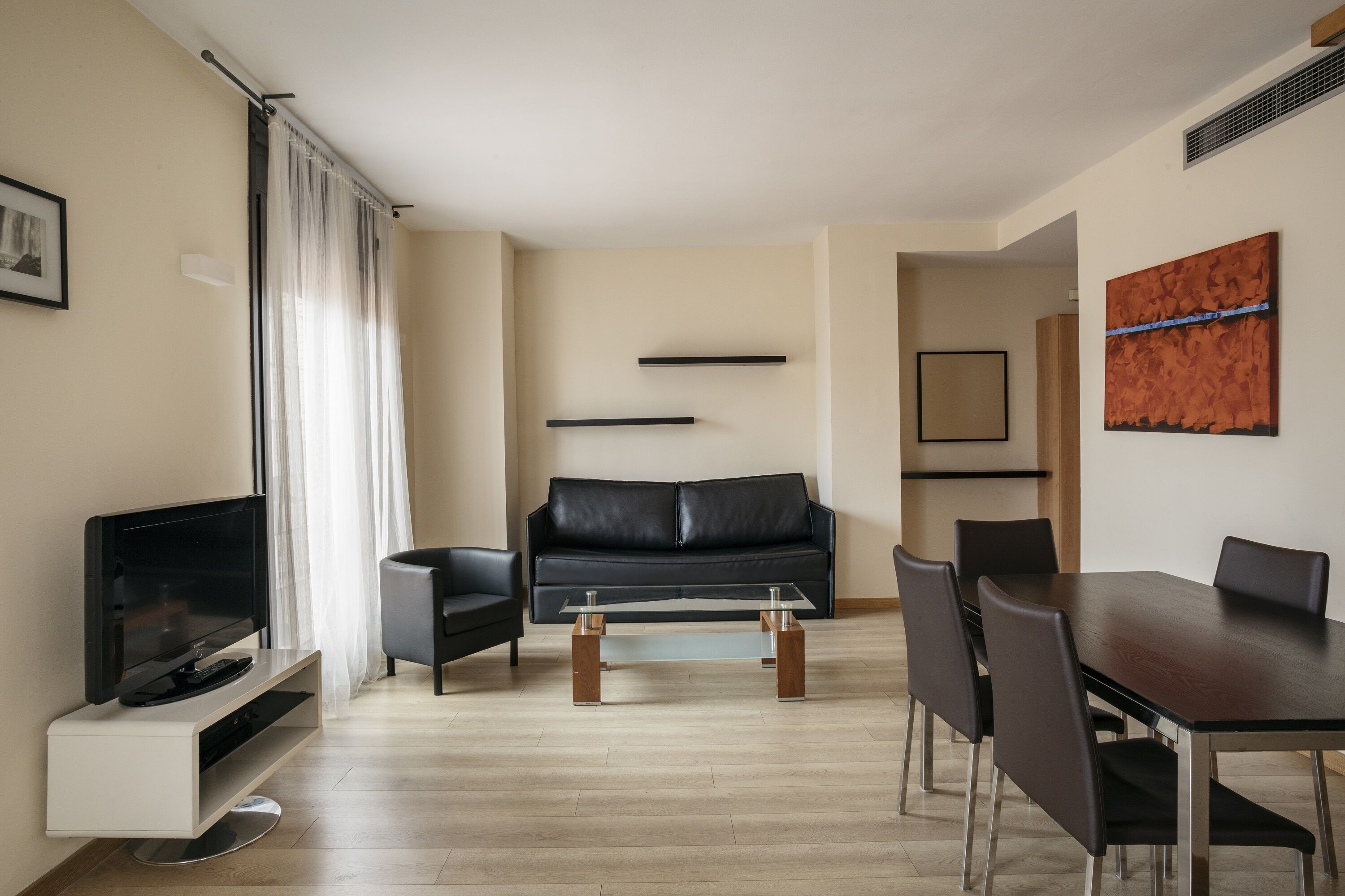 Standard Con Terraza | منطقة المعيشة | تلفزيون ذكي بحجم 32-بوصة يعرض قنوات تلفزيونية رقمية