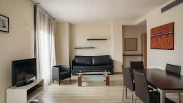 Standard Con Terraza | Living area | 32-inch Smart TV with digital channels