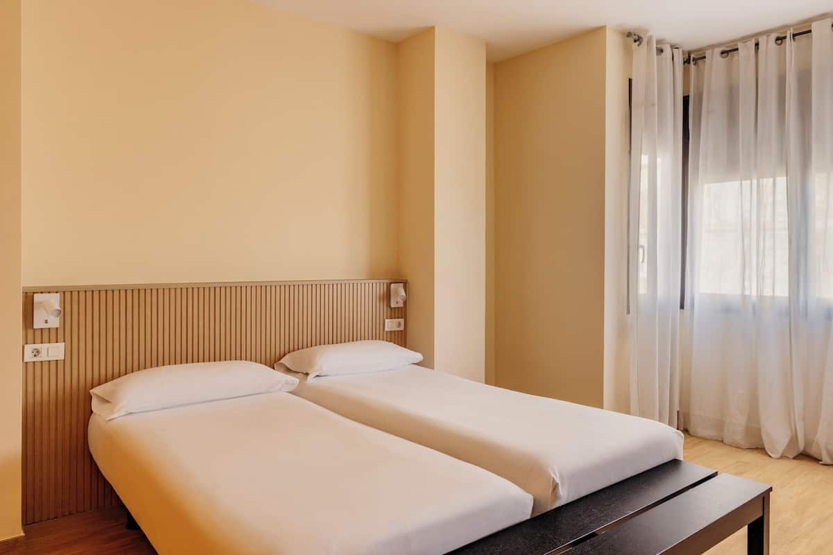 Deluxe Apartment | In-room safe, laptop workspace, blackout curtains, iron/ironing board