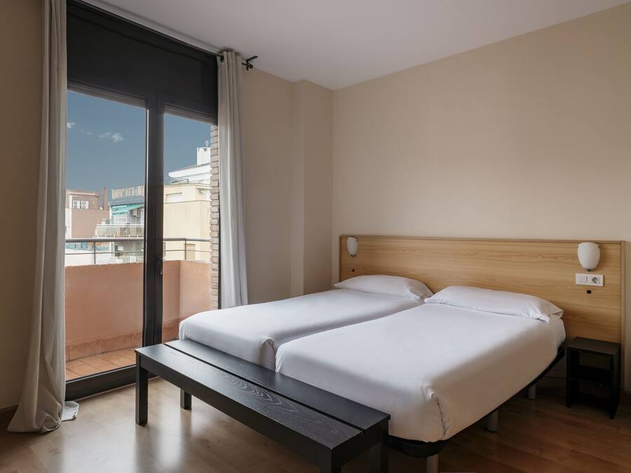 Een kluis op de kamer, een laptopwerkplek, verduisterende gordijnen