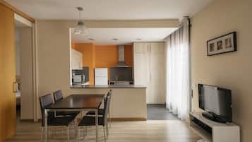 Standaard appartement, niet-roken, terras | Woonruimte | Een 32-inch smart-tv met digitale zenders