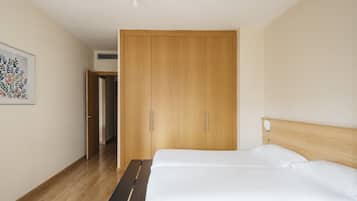 Een kluis op de kamer, een laptopwerkplek, verduisterende gordijnen