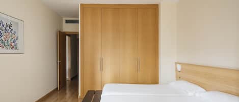 In-room safe, laptop workspace, blackout drapes, iron/ironing board