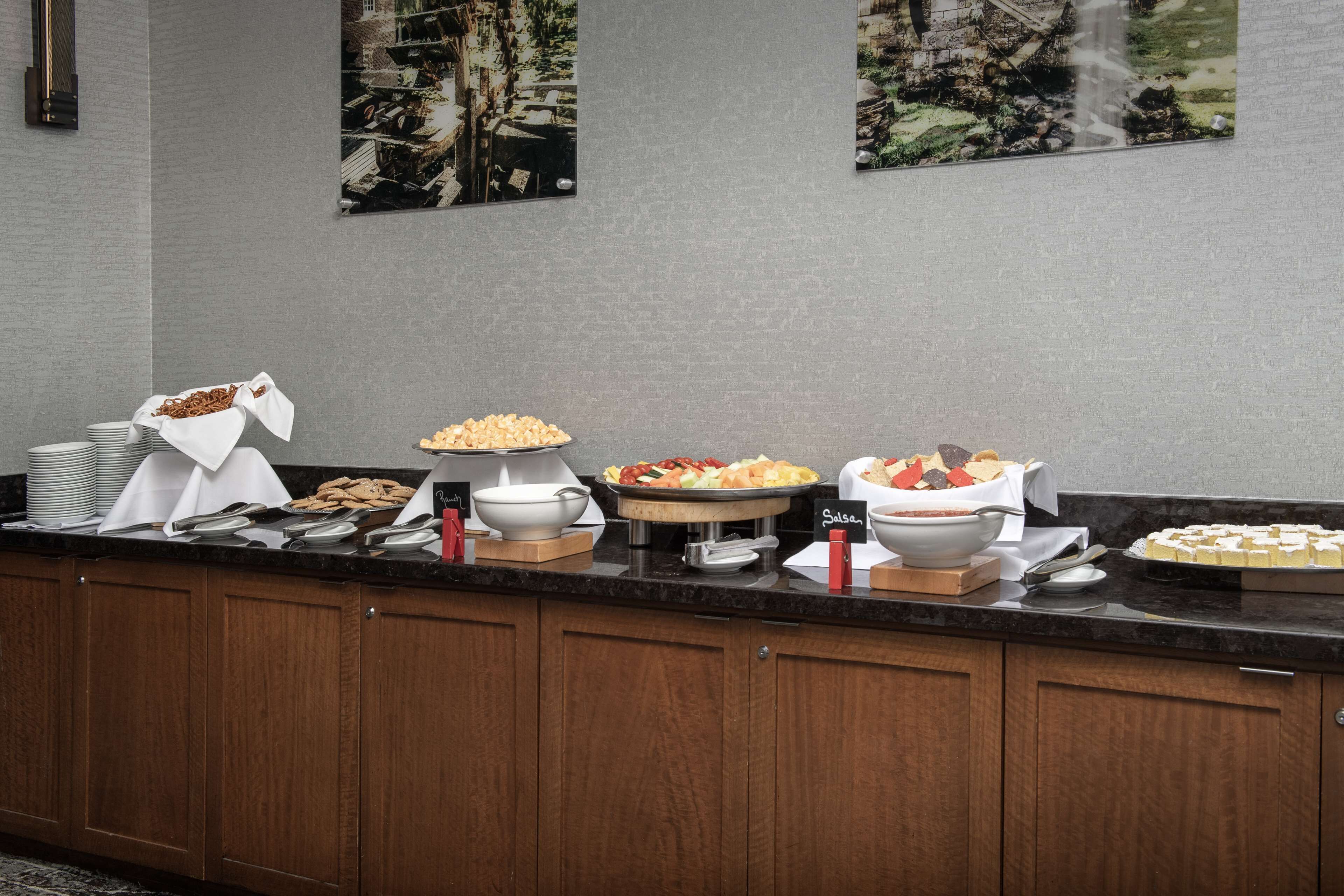 Una mesa de buffet con diferentes alimentos y aderezos.