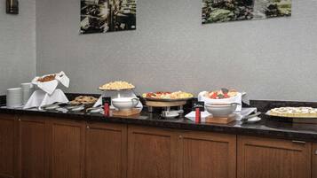 Una mesa de buffet con diferentes alimentos y aderezos.
