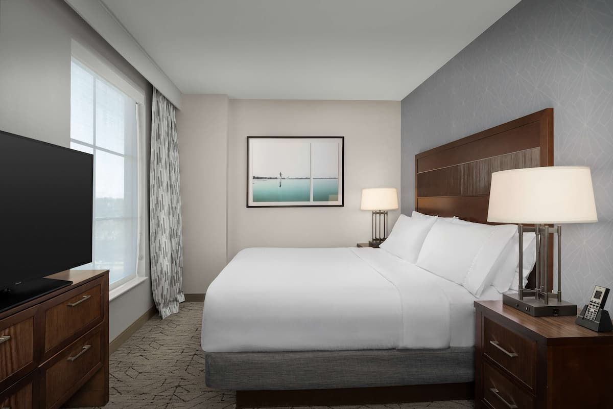 Premium bedding, in-room safe, travel crib, free WiFi