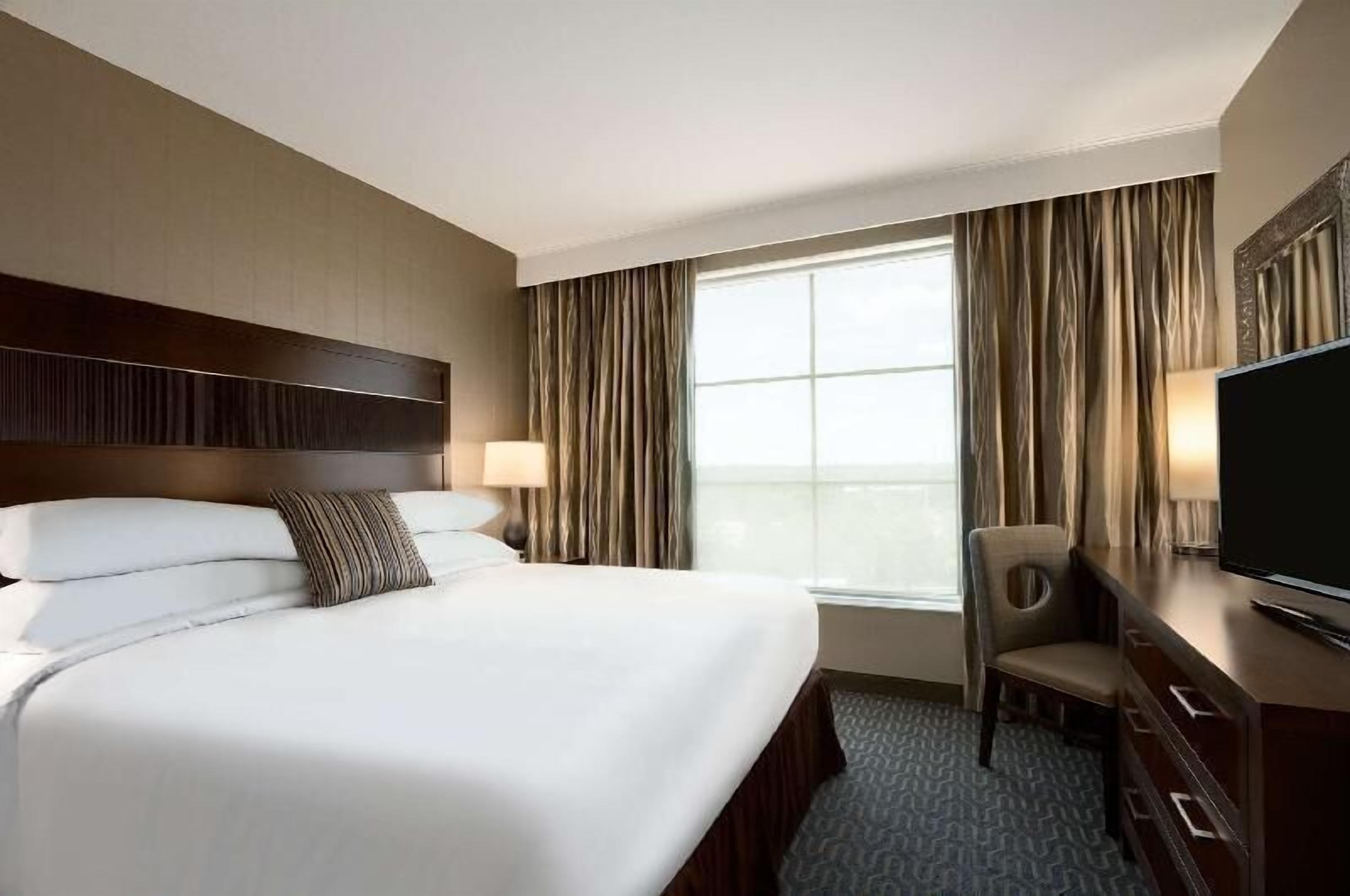 Premium bedding, in-room safe, travel crib, free WiFi