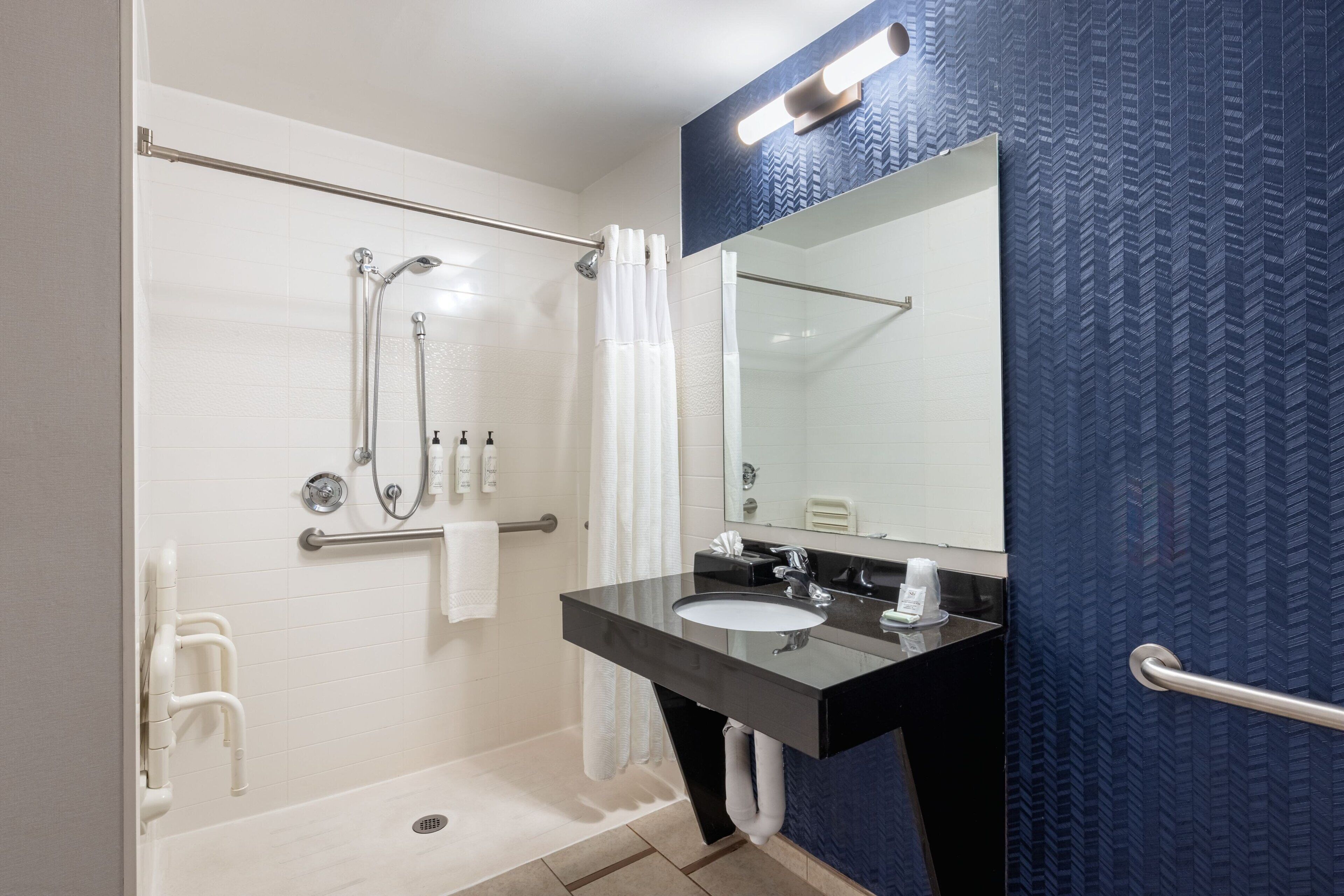 room, 1 king bed | bathroom | combined shower/bathtub, free toiletries, hair dryer, towels