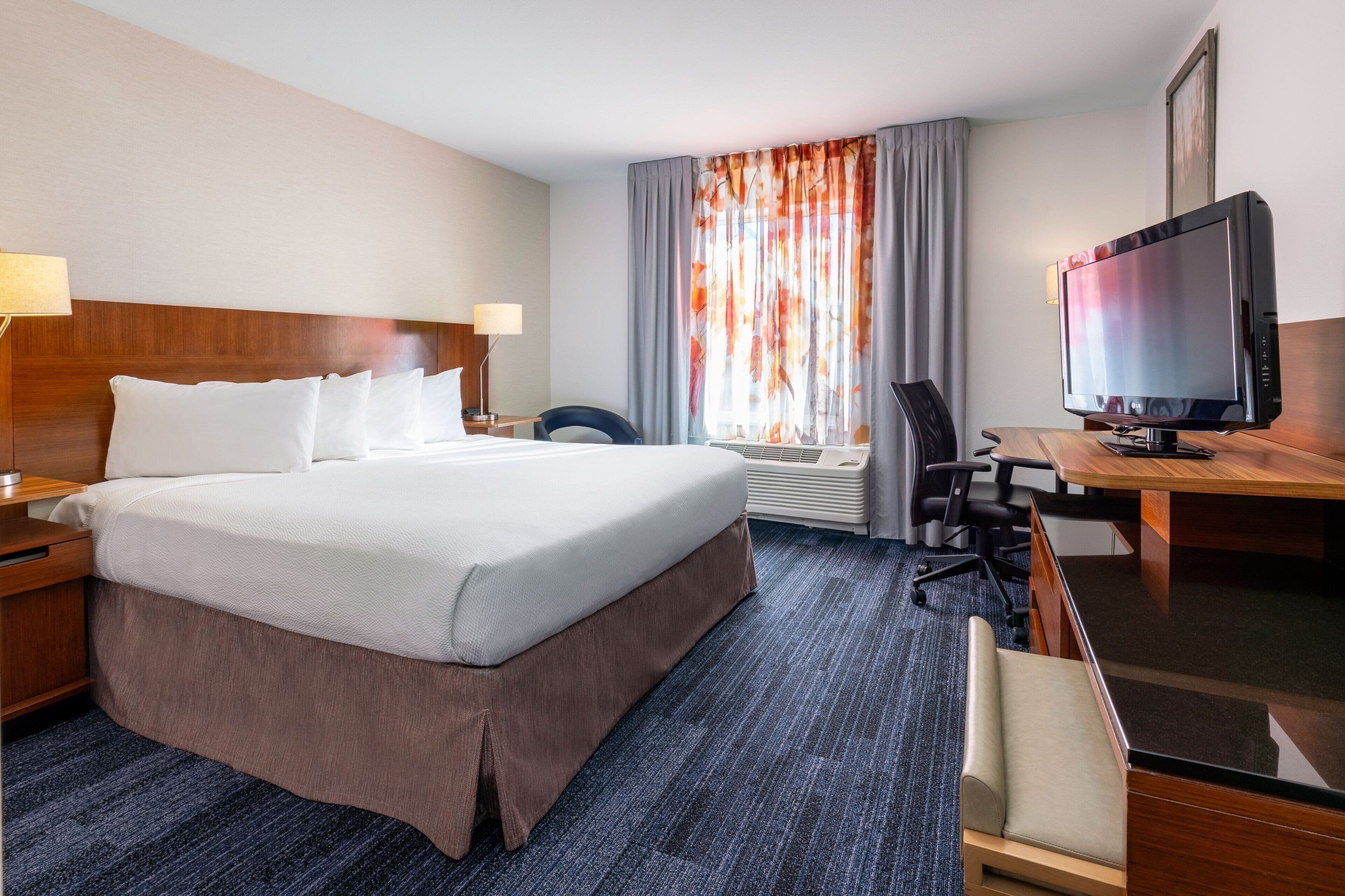 Kamer, 1 kingsize bed | Een kluis op de kamer, een bureau, een laptopwerkplek