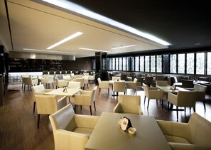 Breakfast, lunch, dinner served; Italian cuisine 