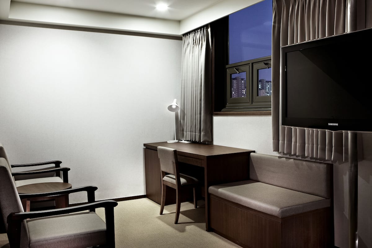 Premium bedding, in-room safe, desk, iron/ironing board