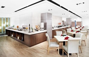 Daily buffet breakfast (KRW 19000 per person)