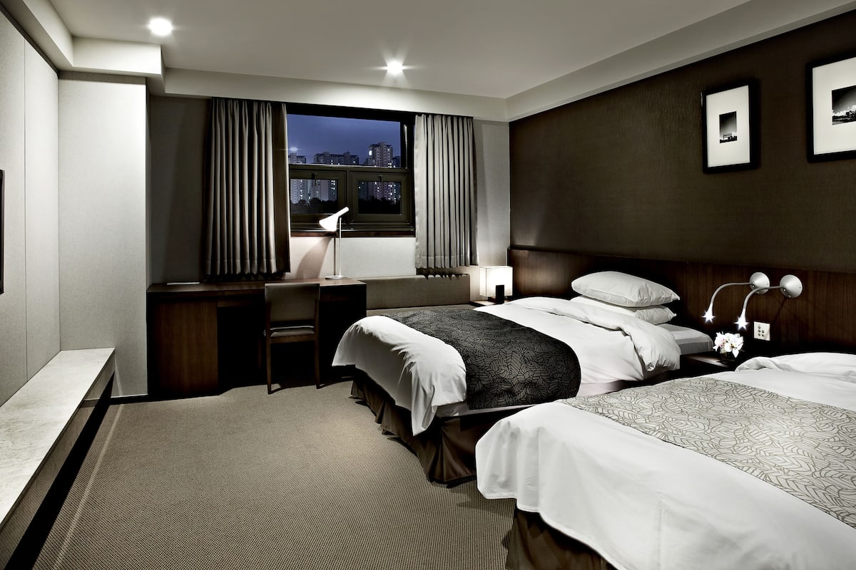 Premium bedding, in-room safe, desk, iron/ironing board