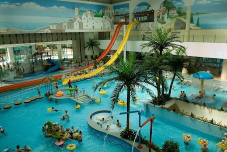Una piscina techada, una piscina al aire libre de temporada